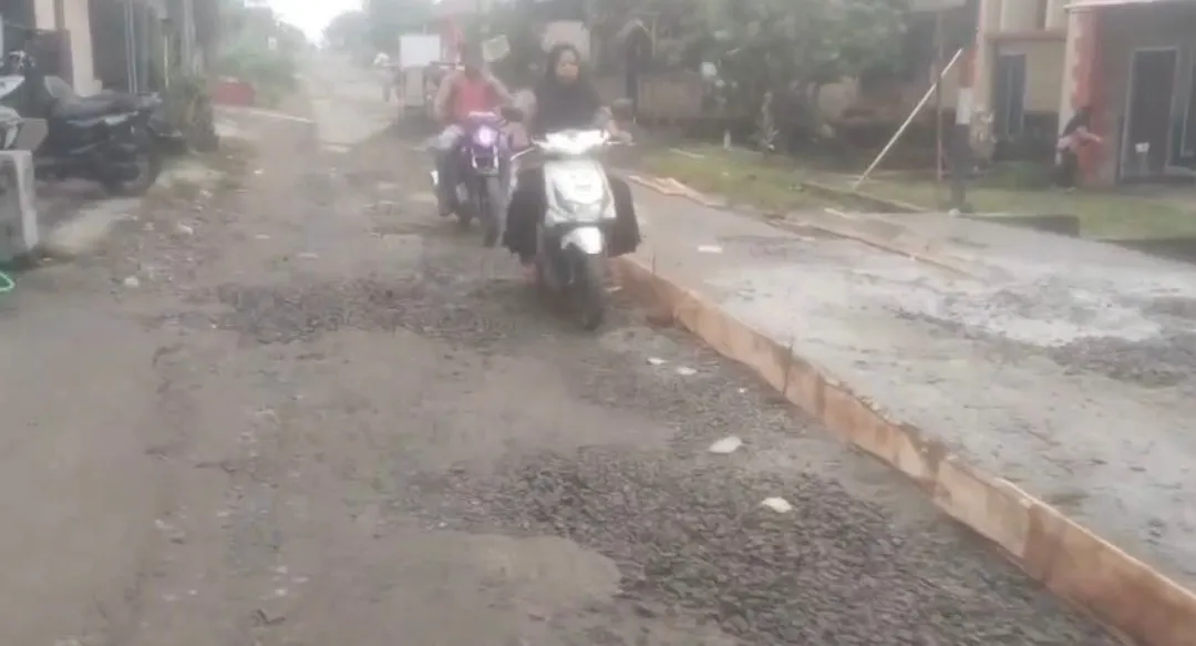 Warga dan Donatur Bergerak, Jalan Veteran Kampung Bhakti Negara Diperbaiki Secara Swadaya