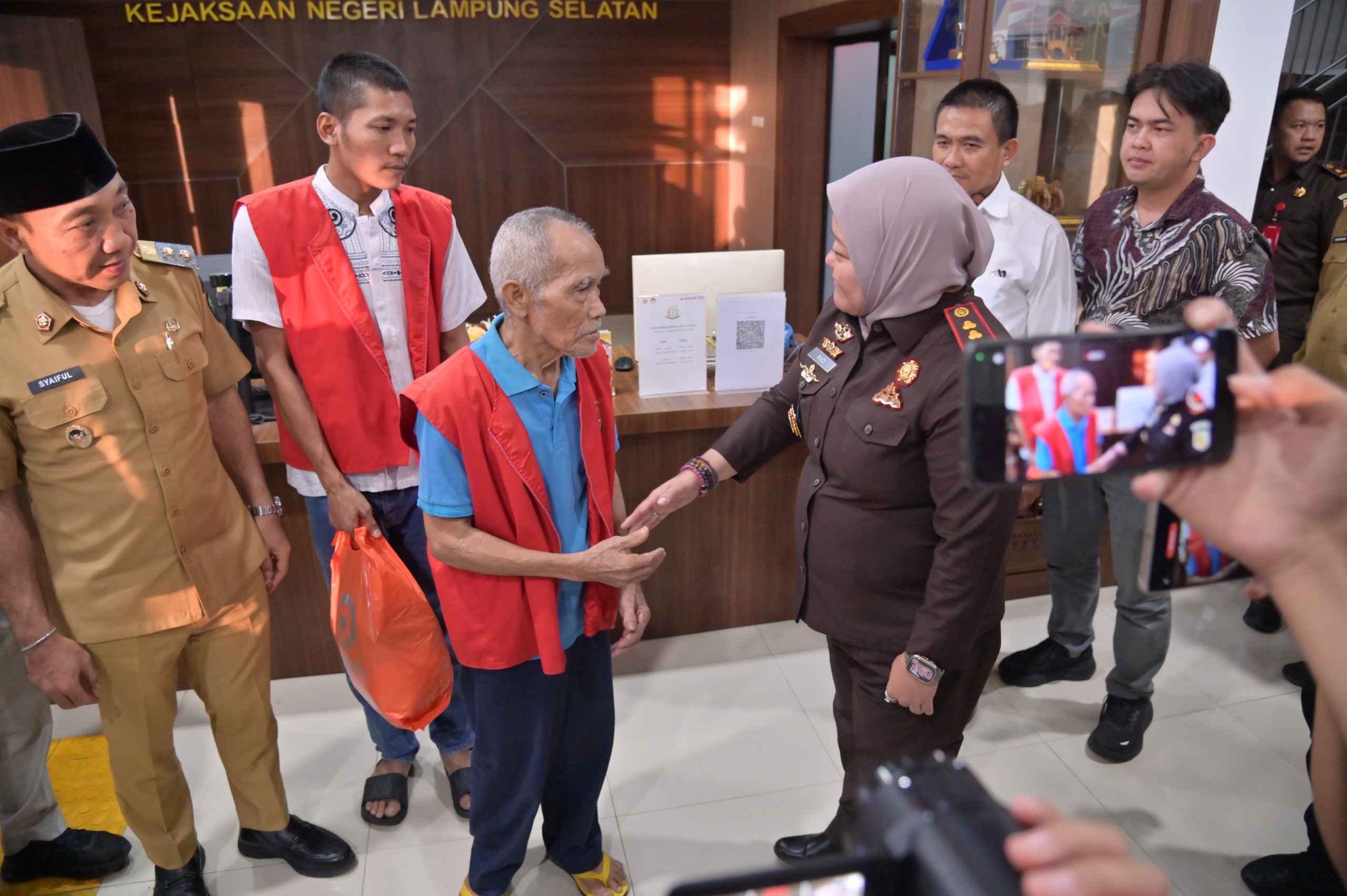 Udara Segar untuk Mbah Mujiran” Kejari Lampung Selatan Hadirkan Keadilan yang Menyentuh Hati