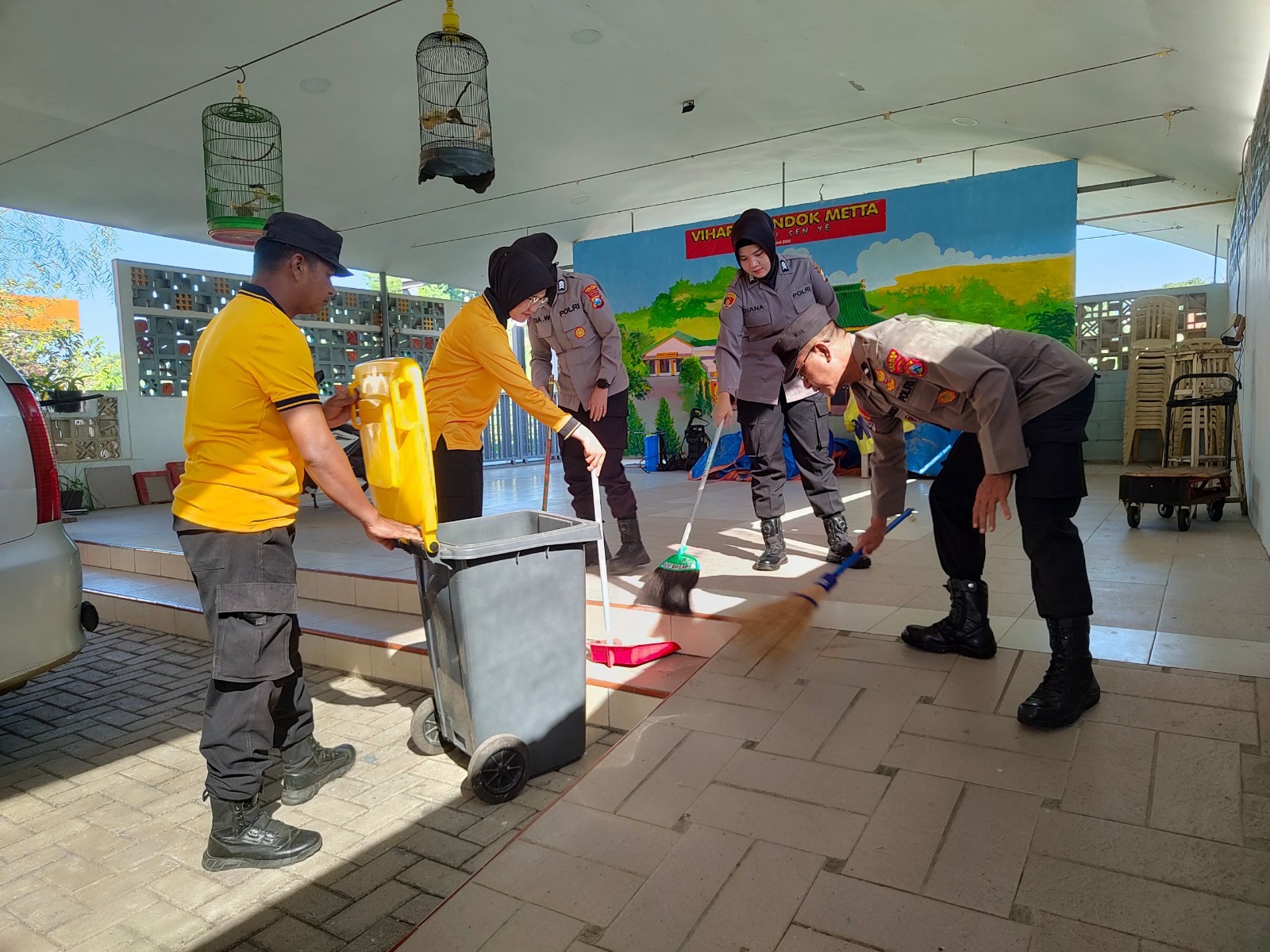Sambut Hari Bhayangkara ke-80, Polres Malang Bersih-Bersih Vihara di Lawang