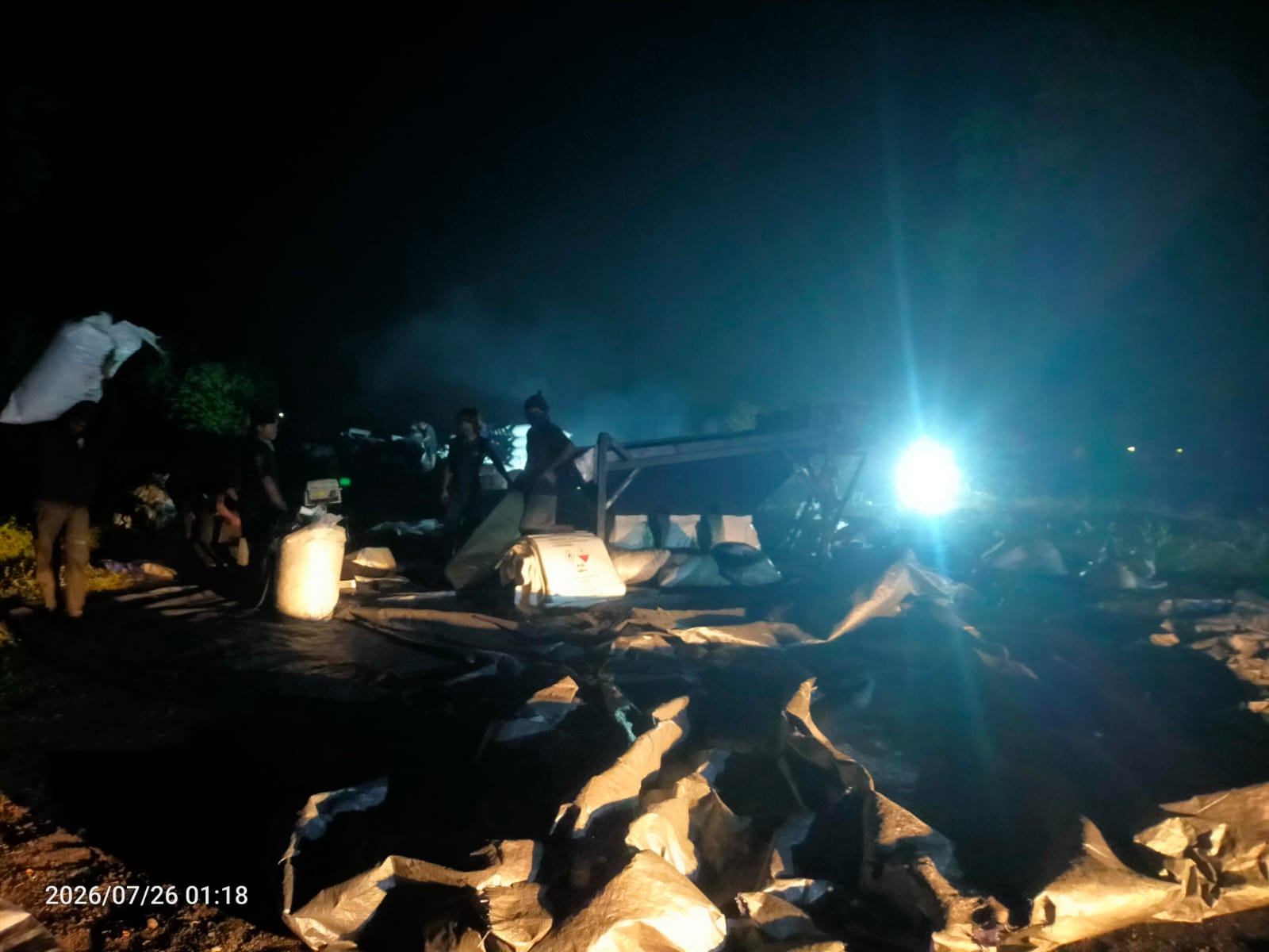 Aktivitas Diduga Pengolahan Arang di Kawasan Tol Ketapang Disoroti, Kejelasan Izin Menanti Hasil Pemeriksaan